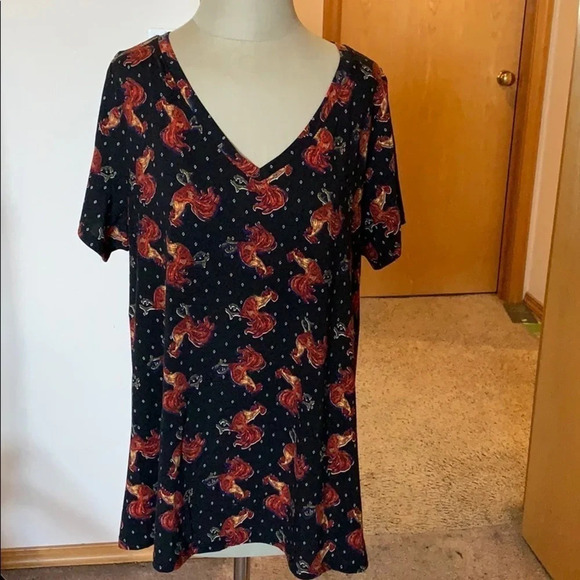 LuLaRoe Tops - LuLaRoe high low V neck T-shirt with roosters XL